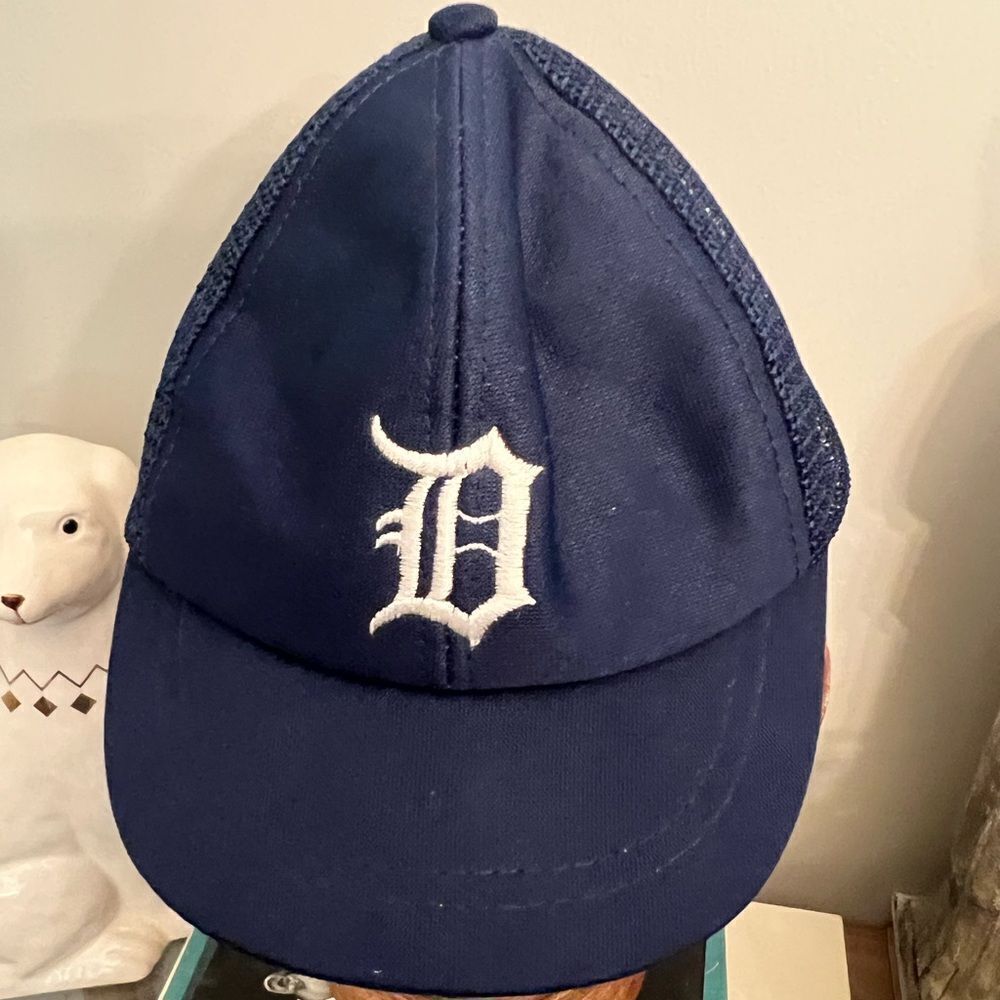 Vintage youth Detroit mesh trucker SnapBack with green under bill.